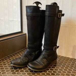 Mix Mooz women’s black leather boots with side zipper.  Size 7.5